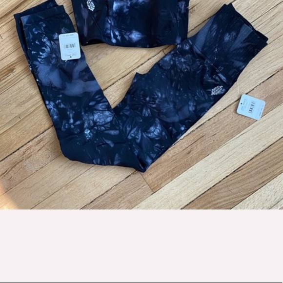 W/tag FP Movement Tie-Dye good karma legging - Picture 3 of 3